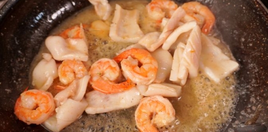 Салат с фунчозой, кальмарами, креветками и морковью