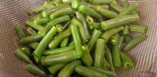 Салат с куриной печенью и стручковой фасолью