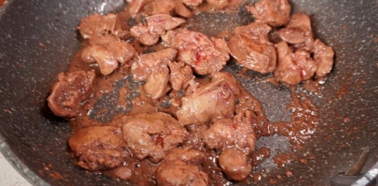 Салат с куриной печенью и стручковой фасолью