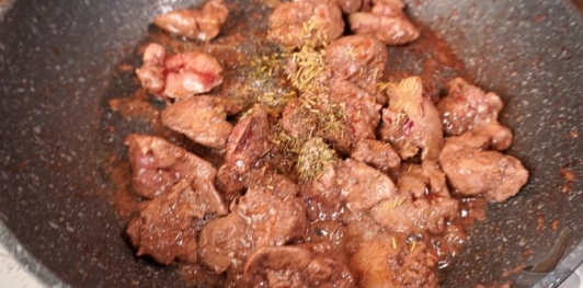Салат с куриной печенью и стручковой фасолью