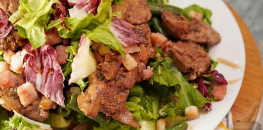 Салат с куриной печенью и стручковой фасолью