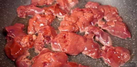 Салат с куриной печенью и стручковой фасолью