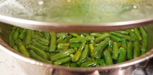 Салат с куриной печенью и стручковой фасолью
