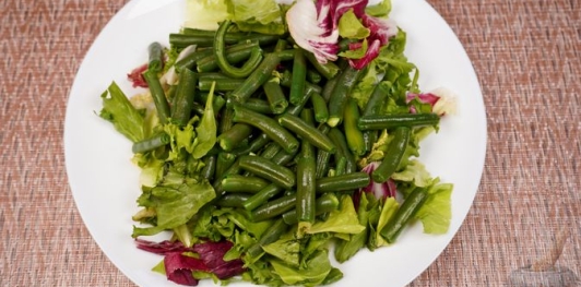 Салат с куриной печенью и стручковой фасолью