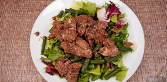 Салат с куриной печенью и стручковой фасолью