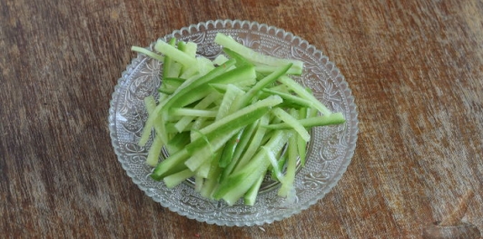 Салат с мидиями, крабовыми палочками, огурцами и сладким перцем