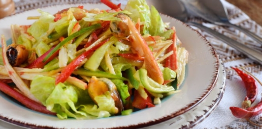 Салат с мидиями, крабовыми палочками, огурцами и сладким перцем