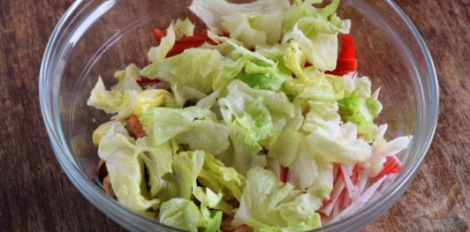 Салат с мидиями, крабовыми палочками, огурцами и сладким перцем