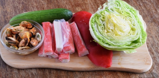 Салат с мидиями, крабовыми палочками, огурцами и сладким перцем