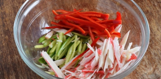Салат с мидиями, крабовыми палочками, огурцами и сладким перцем