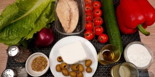 Салата ме котопуло (куриный салат с овощами)