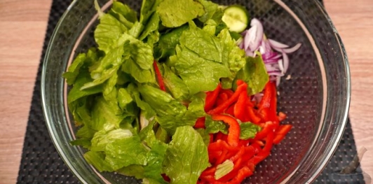 Салата ме котопуло (куриный салат с овощами)