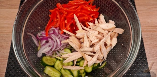 Салата ме котопуло (куриный салат с овощами)