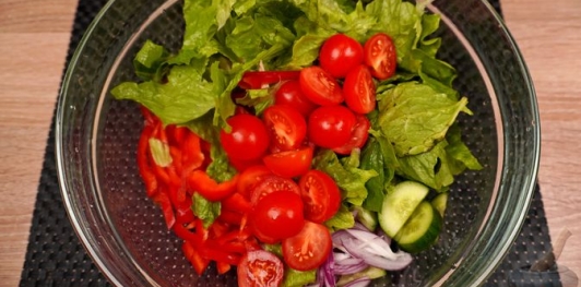 Салата ме котопуло (куриный салат с овощами)