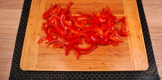 Салата ме котопуло (куриный салат с овощами)