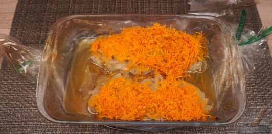 Скумбрия, запечённая с овощами в рукаве