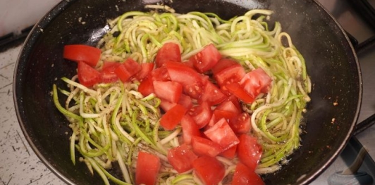 Спагетти из кабачков с помидорами и сыром
