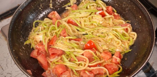 Спагетти из кабачков с помидорами и сыром
