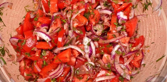 Стамбульский салат из помидоров с укропом и сумахом