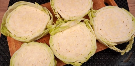 Стейки из капусты с фаршем, маринованными огурцами и сыром