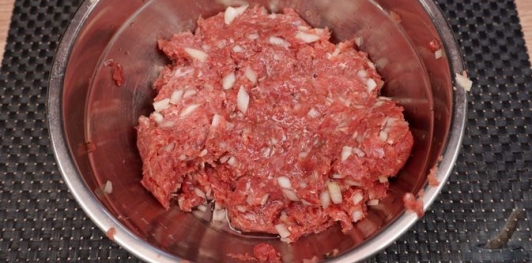 Стейки из капусты с фаршем, маринованными огурцами и сыром