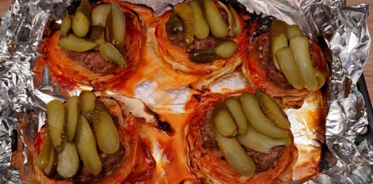 Стейки из капусты с фаршем, маринованными огурцами и сыром