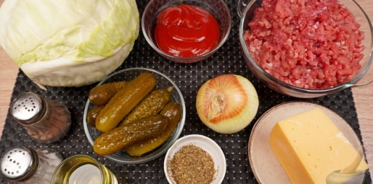 Стейки из капусты с фаршем, маринованными огурцами и сыром