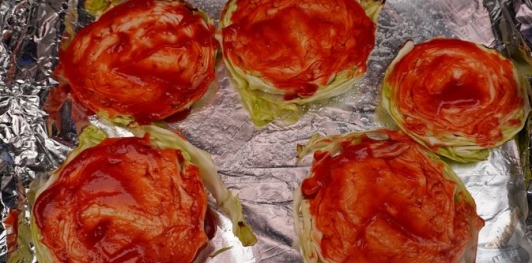 Стейки из капусты с фаршем, маринованными огурцами и сыром