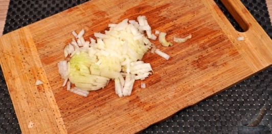 Стейки из капусты с фаршем, маринованными огурцами и сыром