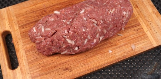 Стейки из капусты с фаршем, маринованными огурцами и сыром