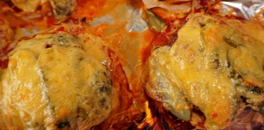 Стейки из капусты с фаршем, маринованными огурцами и сыром