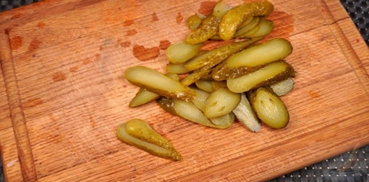 Стейки из капусты с фаршем, маринованными огурцами и сыром