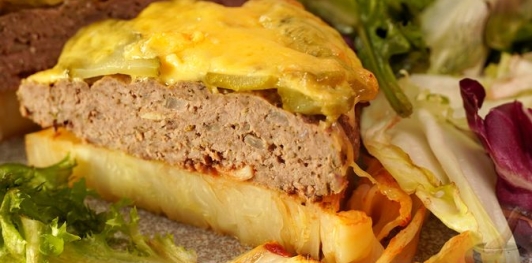 Стейки из капусты с фаршем, маринованными огурцами и сыром