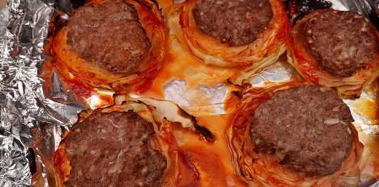 Стейки из капусты с фаршем, маринованными огурцами и сыром