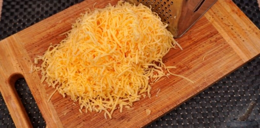 Стейки из капусты с фаршем, маринованными огурцами и сыром