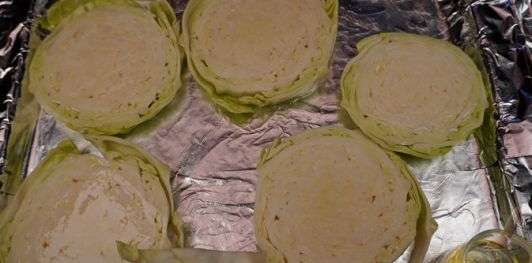 Стейки из капусты с фаршем, маринованными огурцами и сыром