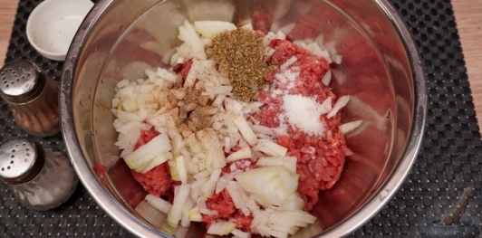 Стейки из капусты с фаршем, маринованными огурцами и сыром