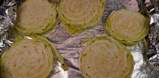 Стейки из капусты с фаршем, маринованными огурцами и сыром