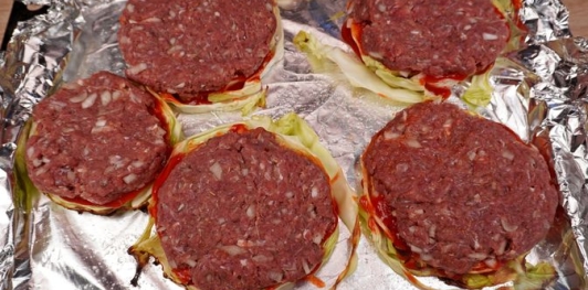 Стейки из капусты с фаршем, маринованными огурцами и сыром