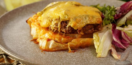 Стейки из капусты с фаршем, маринованными огурцами и сыром