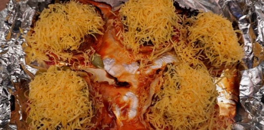 Стейки из капусты с фаршем, маринованными огурцами и сыром