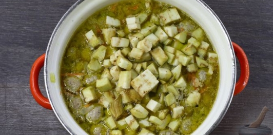Суп с фрикадельками, брокколи и баклажаном