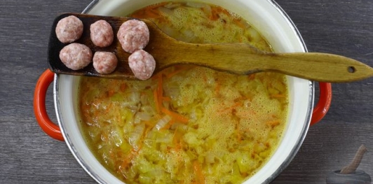 Суп с фрикадельками, брокколи и баклажаном