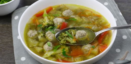 Суп с фрикадельками, брокколи и баклажаном