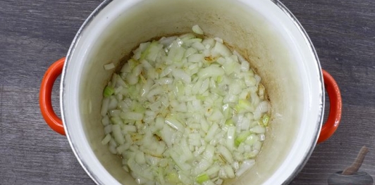 Суп с фрикадельками, брокколи и баклажаном