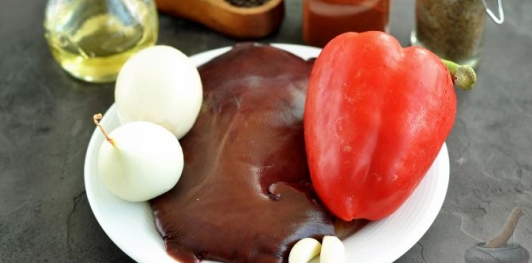 Свиная печень с луком и болгарским перцем