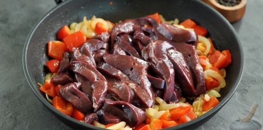 Свиная печень с луком и болгарским перцем
