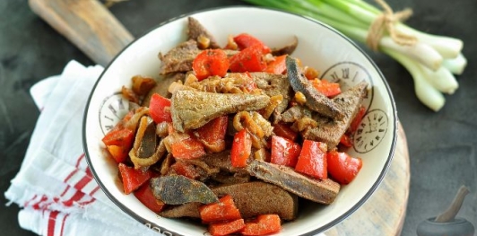 Свиная печень с луком и болгарским перцем