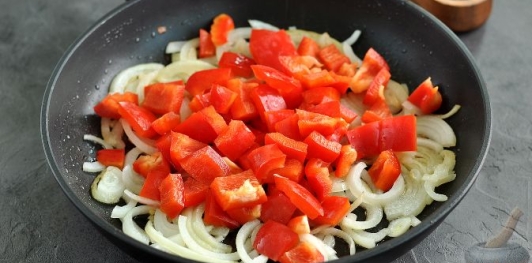 Свиная печень с луком и болгарским перцем