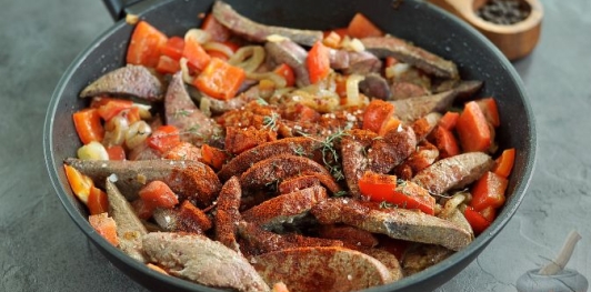 Свиная печень с луком и болгарским перцем